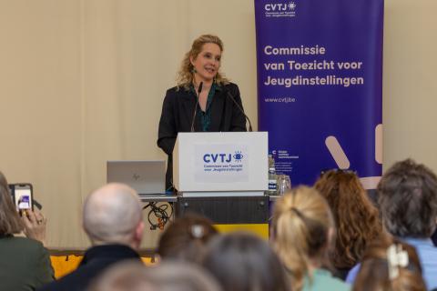 Caroline Vrijens, voorzitter van de CVTJ opent de voorstelling 