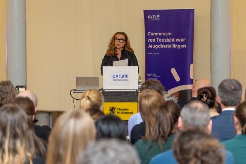 Leen Ackaert, secretaris van de CVTJ licht de belangrijkste bevindingen toe